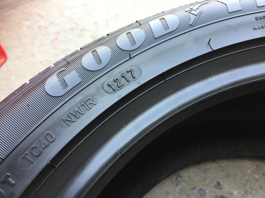 ยาง GOODYEAR 225-50-17 ปี 17 ครบชุด 4 เส้น 5500 สภาพสวยๆไม่บวมไม่กินข้าง ดอกยางเหลือเยอะเอาไปวิ่งกัน ยาง GOODYEAR 225-50-17 ปี 17 ครบชุด 4 เส้น 5500 สภาพสวยๆไม่บวมไม่กินข้าง ดอกยางเหลือเยอะเอาไปวิ่งกัน