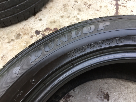 ยาง DUNLOP 215-55-17 ปี 17 ครบชุด 4 เส้น 6000  สภาพสวยๆไม่มีปะไม่บวมไม่กินข้าง ดอกยางเหลือเยอะเอาไปวิ่งกันใด้อีกยาวค่ะ