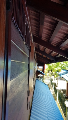 บ้านไม้ เป็นไม้เนื้อแข็ง+ไม้สัก ไม่มีปลวกแม้นแต่ชื้นเดียว ไม้อาบน้ำยาอย่างดี