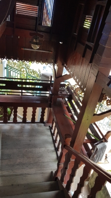 บ้านไม้ เป็นไม้เนื้อแข็ง+ไม้สัก ไม่มีปลวกแม้นแต่ชื้นเดียว ไม้อาบน้ำยาอย่างดี