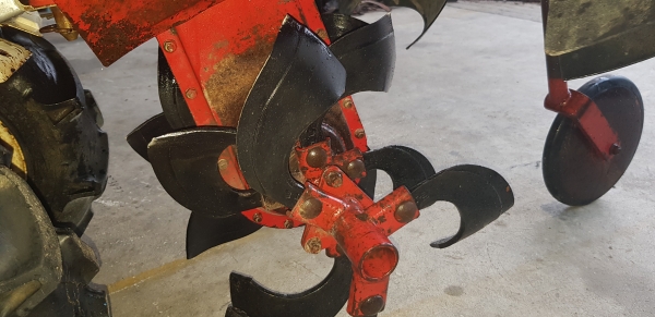 ดีเซล รถพรวนดินสาดดินยกร่อง สอบถามได้ต่อรองได้ ดีเซล รถพรวนดินสาดดินยกร่อง สอบถามได้ต่อรองได้