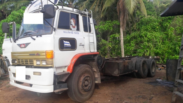 ขาย10ล้อหัวคัซซีsumo227 220แรง มีระบบลากพ่วง