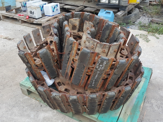 โซ่พร้อมใบแทรก ใส่รถแบคโฮ PC20 PC30 ของเก่านอกนำเข้า สภาพสวย สภาพดี พร้อมใช้งาน