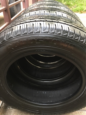ยาง Roadstone 225 65 17 กลางปี16 ดอกเต็ม ไม่มีปะ เนื้อนิ่มๆ ใช้ยาว ราคาไม่แพง