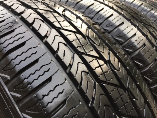 ยาง Roadstone 225 65 17 กลางปี16 ดอกเต็ม ไม่มีปะ เนื้อนิ่มๆ ใช้ยาว ราคาไม่แพง