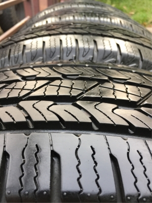 ยาง Roadstone 225 65 17 กลางปี16 ดอกเต็ม ไม่มีปะ เนื้อนิ่มๆ ใช้ยาว ราคาไม่แพง