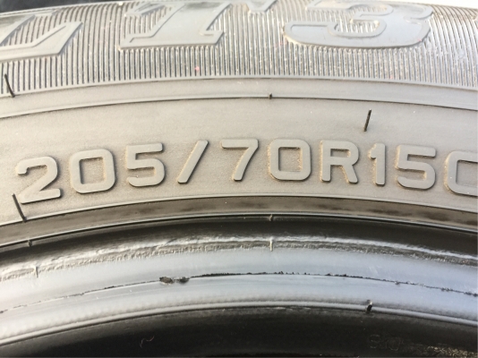 ยาง Dunlop 205 70 15 ปี17 ดอกเต็ม ไม่มีปะ เนื้อนิ่มๆ ใช้ยาว ราคาไม่แพง