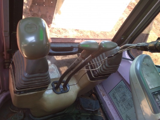 รถแมคโค sh75 บุ้งกี้ใหญ่  เทียบเท่าแมคโค120.    ราคาไม่แพง  อะไหล่มีทั่วไป.   โทรมาคุยได้คะ  ลายมาก็ได้