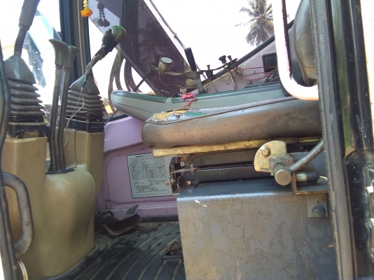 รถแมคโค sh75 บุ้งกี้ใหญ่  เทียบเท่าแมคโค120.    ราคาไม่แพง  อะไหล่มีทั่วไป.   โทรมาคุยได้คะ  ลายมาก็ได้