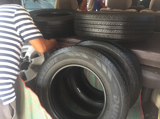 ยาง Bridgestone 205 70 15 ปี17 ดอกเต็ม ไม่มีปะ ใช้ยาว ราคาไม่แพง