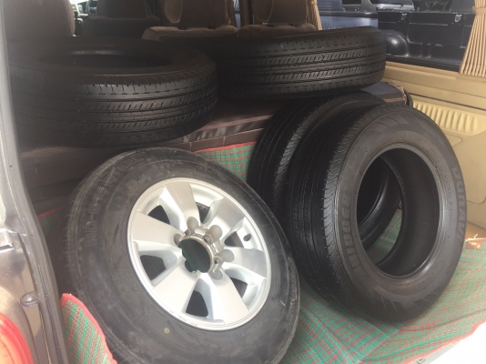 ยาง Bridgestone 205 70 15 ปี17 ดอกเต็ม ไม่มีปะ ใช้ยาว ราคาไม่แพง