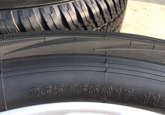 ล้อแม็กป้ายแดง Toyota Revo ขอบ17 พร้อมยางป้ายแดง Yokohama 265-65-17 ปี 18 ดอกเต็ม ตุ่มเด้งๆ