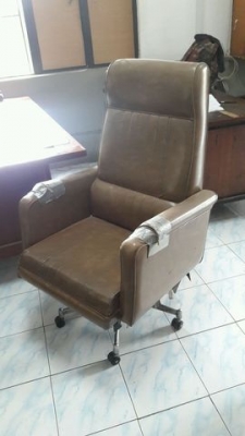 เก้าอี้โซฟาเก่าโบราณ