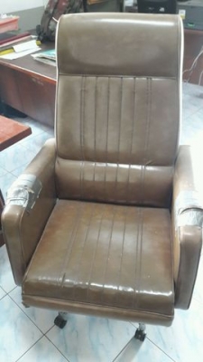 เก้าอี้โซฟาเก่าโบราณ