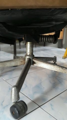 เก้าอี้โซฟาเก่าโบราณ