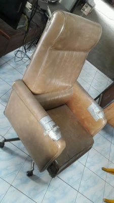 เก้าอี้โซฟาเก่าโบราณ