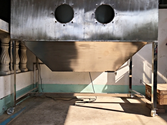 ตู้พ่นทรายงานสร้างสแตนเลสอย่างดีทั้งใบ ขนาด 150*80*180 cm. ตู้พ่นทรายงานสร้างสแตนเลสอย่างดีทั้งใบ ขนาด 150*80*180 cm.