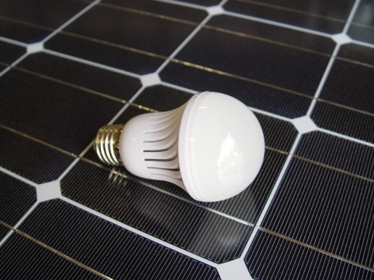 หลอดประหยัดไฟ LED 5 วัตต์ ใช้ได้ทั้งระบบ DC 12 โวลต์ และ 24 โวลต์ และระบบ AC 220 โวลต์