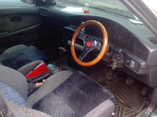 รถเก๋ง โตโยต้า รุ่น เเป๊ะยิ้ม