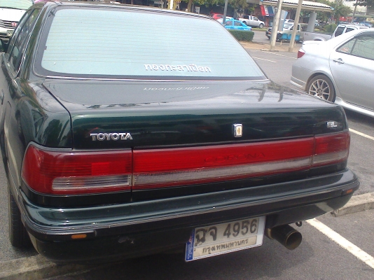 รถเก๋ง โตโยต้า รุ่น เเป๊ะยิ้ม