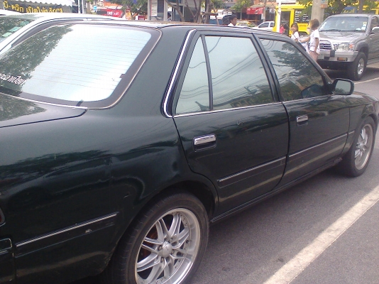 รถเก๋ง โตโยต้า รุ่น เเป๊ะยิ้ม