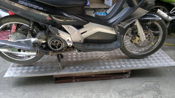 ขาย แท่นยกไฟฟ้าใช้ยกมอไซต์หรืออื่นๆก็ได้เคื่อนย้ายสะดวกง่าย