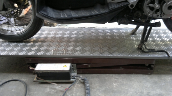 ขาย แท่นยกไฟฟ้าใช้ยกมอไซต์หรืออื่นๆก็ได้เคื่อนย้ายสะดวกง่าย