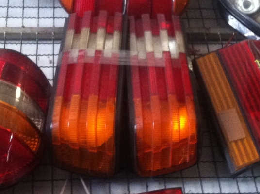 ขายไฟท้ายBenz รุ่นอะไรไม่รู้จำไม่ได้ว่าw123รึป่าวแท้คับตามรูป