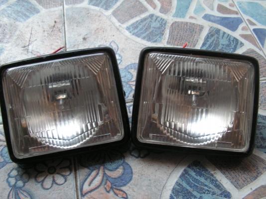 ไฟสปรอทไลค์เหลี่ยม1คู่(พี่ฐาปกรณ์อยู่นครปฐมรับไปดูเเลต่อแล้วครับ)