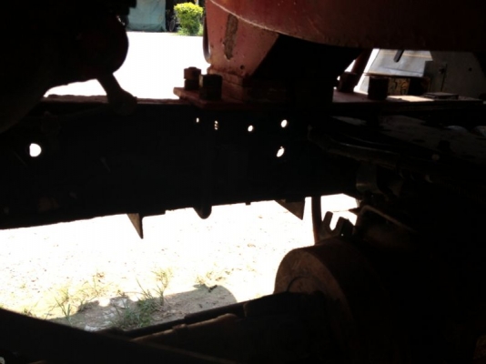 รถอิซูซุ 6 ล้อ บรรทุกน้ำมัน 115 แรงม้า ( รถห้างแท้ )  สนใจติดต่อ 081 - 6079515