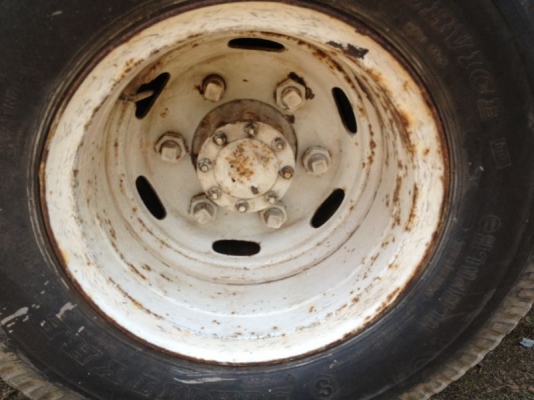 รถอิซูซุ 6 ล้อ บรรทุกน้ำมัน 115 แรงม้า ( รถห้างแท้ )  สนใจติดต่อ 081 - 6079515