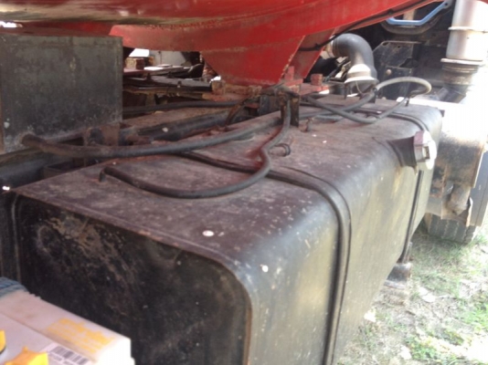 รถอิซูซุ 6 ล้อ บรรทุกน้ำมัน 115 แรงม้า ( รถห้างแท้ )  สนใจติดต่อ 081 - 6079515