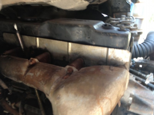 รถอิซูซุ 6 ล้อ บรรทุกน้ำมัน 115 แรงม้า ( รถห้างแท้ )  สนใจติดต่อ 081 - 6079515