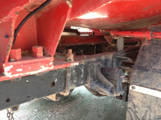 รถอิซูซุ 6 ล้อ บรรทุกน้ำมัน 115 แรงม้า ( รถห้างแท้ )  สนใจติดต่อ 081 - 6079515