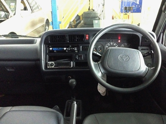 ขายรถตู้ Commuter ช่วงยาว เครื่อง 3000cc. พร้อมใช้งาน