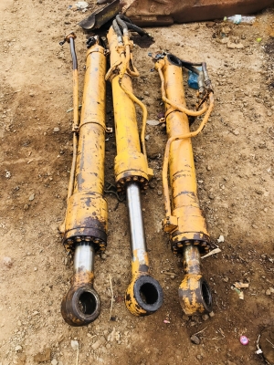 ขาย กระบอกไฮดรอลิค komatsu pc120-3 ต้องการกระบอกไหนสอบถามได้ครับ