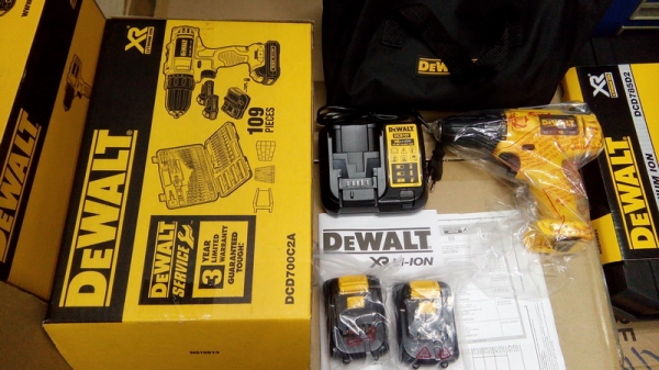 DeWALT 10.8v.สว่านไร้สาย รุ่นDCD700C2A-B1 10.8V ลดล้างสต็อก ของเเท้ มือ1