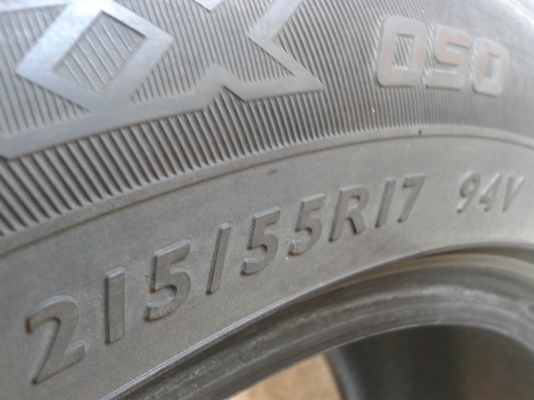 ยาง DUNLOP  215-55-17 กลางปี15 ( ซื้อ 2 เส้น แถม 2 เส้น)