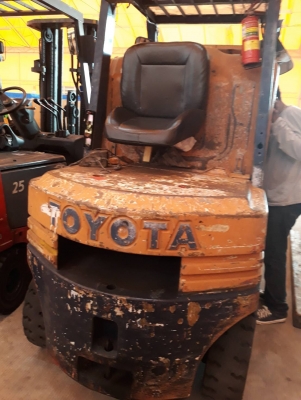 อาร์ ซี เอช โฟรคลิฟท์  ขาย โตโยต้า รุ่น 5 ดีเซล 3 ตัน เสาเข้าตู้ 3 เมตร