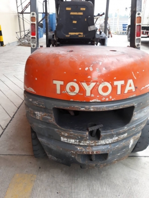 อาร์ ซี เอช โฟรคลิฟท์  ขาย โตโยต้า รุ่น 6 ดีเซล 3 ตัน เสาเข้าตู้ 4 เมตร