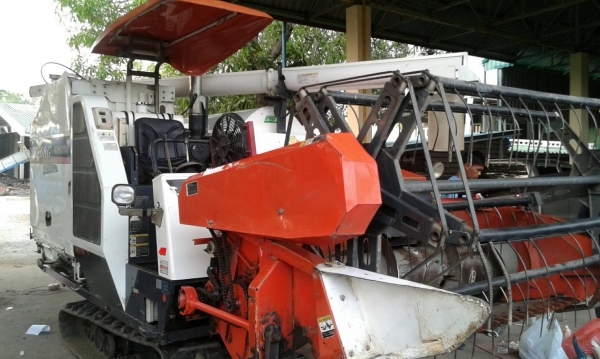 รถเกี่ยวข้าว DC 68 g ปี 53