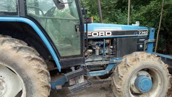 ขาย...รถไถฟอร์ด 7740.  สองเพลา คาราโร่  รถสภาพดีพร้อมใช้งาน_