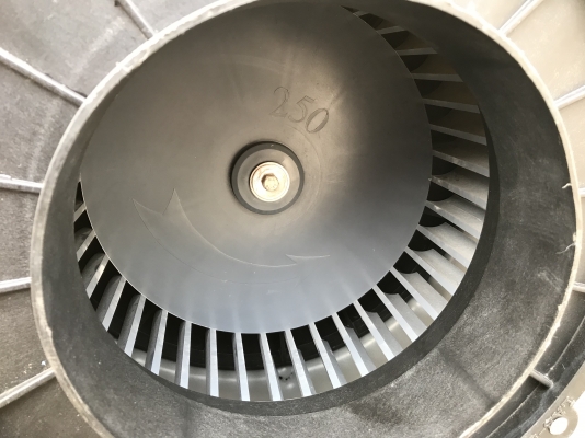 ขายพัดลมโบวเวอร์ดูด-เป่าอากาศ LAB-K 1HP. 380V วัสดุออกแบบมาใช้ในงานเคมีได้ ขนาด 8นิ้ว สภาพสวยใหม่มาก หมุนนิ่มให้ลมแรง พร้อมใช้งาน ราคา 4,800 บาท