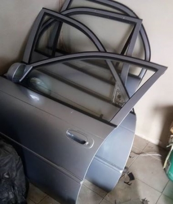 ขายถูกบานประตูสามห่วง 4บาน สีสวย กระจกมือหมุน มีเซ็นทรัลล็อคขอบยางเปลี่ยนใหม่