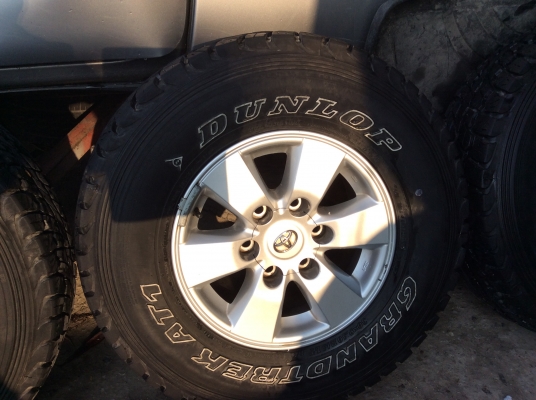 ขายด่วนล้อแม็กซ์พร้อมยางวีโก้ 30 9.50 R15 ขายด่วนล้อแม็กซ์พร้อมยางวีโก้ 30 9.50 R15