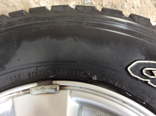 ขายด่วนล้อแม็กซ์พร้อมยางวีโก้ 30 9.50 R15