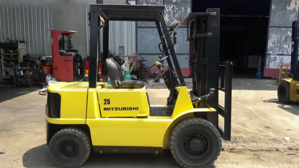 ขายรถยกฟอล์คลิฟต์ดีเซลขนาด2.5ตันเสาสูง4.3เมตรสภาพกริปๆไม่เคยใช้งานในเมืองไทยราคาไม่แพง 097-242-5958