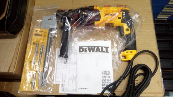 DeWALT สว่านโรตารี่ 3ระบบ เจาะ,กระเเทก,สกัด รุ่นD25133KA 800w.