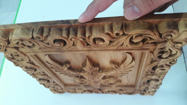 ไม้พยอมแกะสลักด้วยเครื่อง CNC งานละเอียดมากครับเหมาะแก่การใส่กรอบหลุยส์หรือนำไปใส่ตู้โชว์ประดับบารมี ราคา 1,700 บาท รวมส่งเก็บปลายทาง