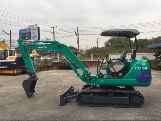 รถขุด Komatsu PC30R มือสอง นำเข้าจากญี่ปุ่น ทำสีใหม่ พร้อมใช้งาน